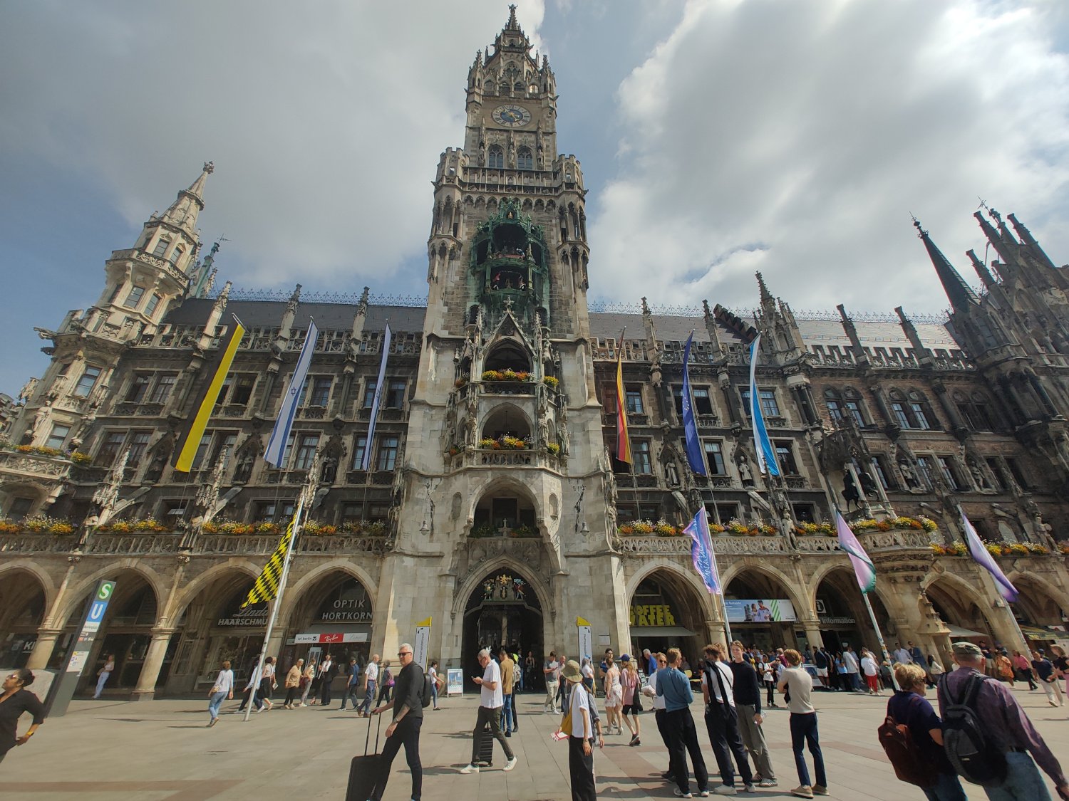 The Rathaus-Glockenspiel in Munich: A Complete Guide to the Famous Clock at Marienplatz – Earth’s Attractions